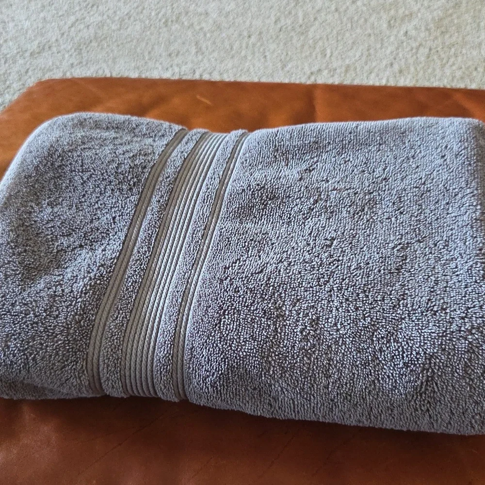 Charisma 2 Gray Large  Bath Towels Pre-owned length is approximately  53
